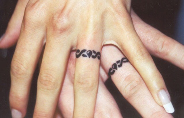 zwaarlijvigheid aanval Stam Will Wedding Ring tattoos grow in popularity? – Voltaire Diamonds